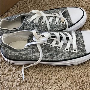 BRAND NEW SIZE 7 CONVERSE